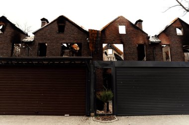 2022 Rusya 'nın Ukrayna' ya yaptığı bombalı saldırı Ukrayna saldırısıyla yerle bir oldu. Ukrayna savaş tahrip binasına karşı Rusya 'yı roket ateşlemesi Bucha ve Irpin' i yok etti. yanmış evler.