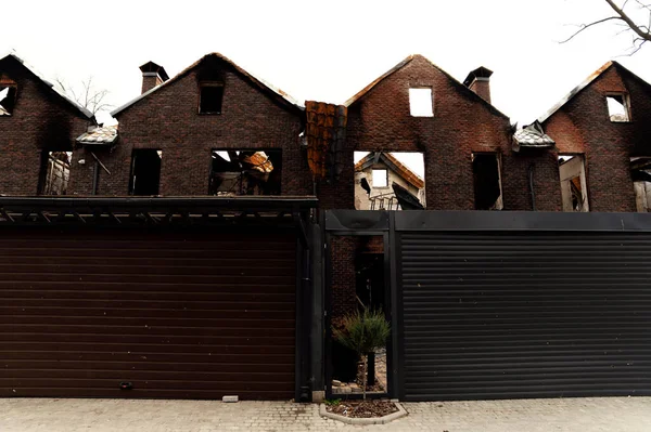 2022 Rusya 'nın Ukrayna' ya yaptığı bombalı saldırı Ukrayna saldırısıyla yerle bir oldu. Ukrayna savaş tahrip binasına karşı Rusya 'yı roket ateşlemesi Bucha ve Irpin' i yok etti. yanmış evler.