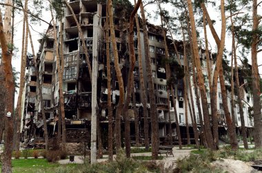 Roket saldırısı sonucu yanmış bir ev. Rus işgali Ukrayna 'da. Rusya 'nın Ukrayna' ya karşı savaşı. Ukrayna 'daki çok katlı binayı yok etti. Evde büyük bir yangın var. yanmış araba