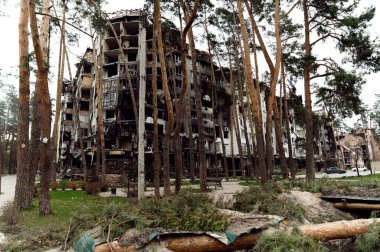 Roket saldırısı sonucu yanmış bir ev. Rus işgali Ukrayna 'da. Rusya 'nın Ukrayna' ya karşı savaşı. Ukrayna 'daki çok katlı binayı yok etti. Evde büyük bir yangın var. yanmış araba
