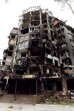 Roket saldırısı sonucu yanmış bir ev. Rus işgali Ukrayna 'da. Rusya 'nın Ukrayna' ya karşı savaşı. Ukrayna 'daki çok katlı binayı yok etti. Evde büyük bir yangın var. yanmış araba