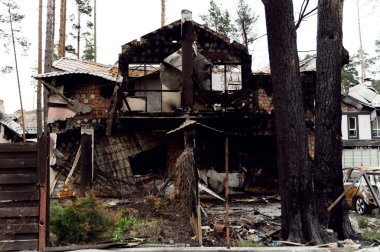 Roket saldırısı sonucu yanmış bir ev. Rus işgali Ukrayna 'da. Rusya 'nın Ukrayna' ya karşı savaşı. Ukrayna 'daki çok katlı binayı yok etti. Evde büyük bir yangın var. yanmış araba