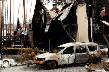 Roket saldırısı sonucu yanmış bir ev. Rus işgali Ukrayna 'da. Rusya 'nın Ukrayna' ya karşı savaşı. Ukrayna 'daki çok katlı binayı yok etti. Evde büyük bir yangın var. yanmış araba