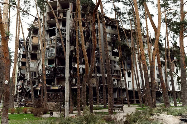 Roket saldırısı sonucu yanmış bir ev. Rus işgali Ukrayna 'da. Rusya 'nın Ukrayna' ya karşı savaşı. Ukrayna 'daki çok katlı binayı yok etti. Evde büyük bir yangın var. yanmış araba