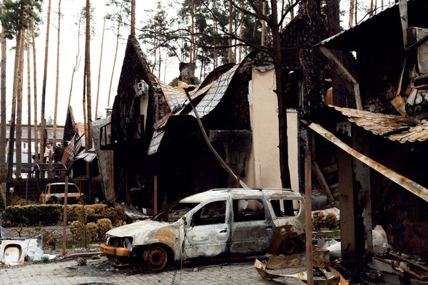 Roket saldırısı sonucu yanmış bir ev. Rus işgali Ukrayna 'da. Rusya 'nın Ukrayna' ya karşı savaşı. Ukrayna 'daki çok katlı binayı yok etti. Evde büyük bir yangın var. yanmış araba