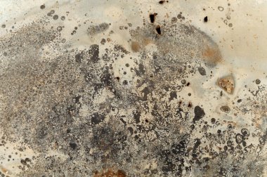 Holey paslı metal arka plan. Metaldeki bomba parçalarından gelen delikler. Demir paslı arka plan. Metal bir plakada kurşun delikleri