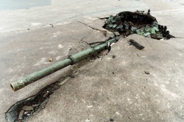 HOSTOMIL, UKRAINE - Nisan. 02, 2022: Kırık tanklar, savaş araçları ve Hostomil, Kiev bölgesindeki Rus işgalcilerin yanmış askeri ekipmanları