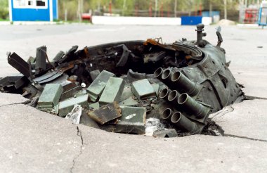 HOSTOMIL, UKRAINE - Nisan. 02, 2022: Kırık tanklar, savaş araçları ve Hostomil, Kiev bölgesindeki Rus işgalcilerin yanmış askeri ekipmanları
