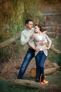 mutlu çift aşık bahar günü. ilişki. erkek ve kadın dating. dostluk