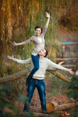 mutlu çift aşık bahar günü. ilişki. erkek ve kadın dating. dostluk