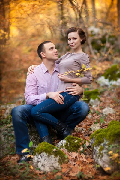 Gelukkige paar in de liefde in de lente. familie. relatie. man en vrouw bij het dateren. vriendschap — Stockfoto