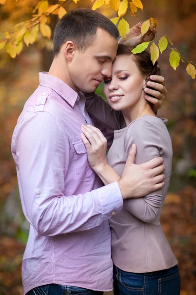 Gelukkige paar in de liefde in de lente. familie. relatie. man en vrouw bij het dateren. vriendschap — Stockfoto