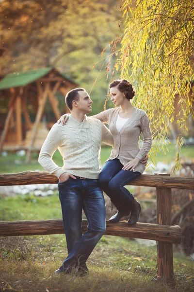 Gelukkige paar in de liefde in de lente. relatie. man en vrouw bij het dateren. vriendschap — Stockfoto