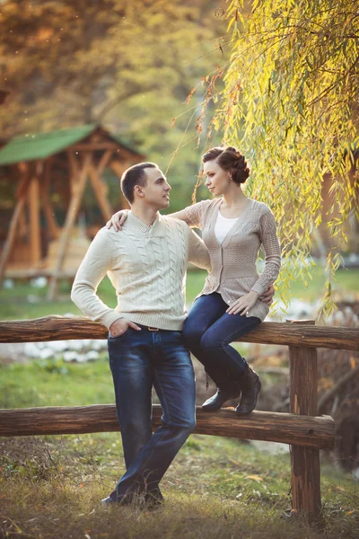 Casal feliz no amor no dia da primavera. Relação. homem e mulher em namoro. Amizade — Fotografia de Stock