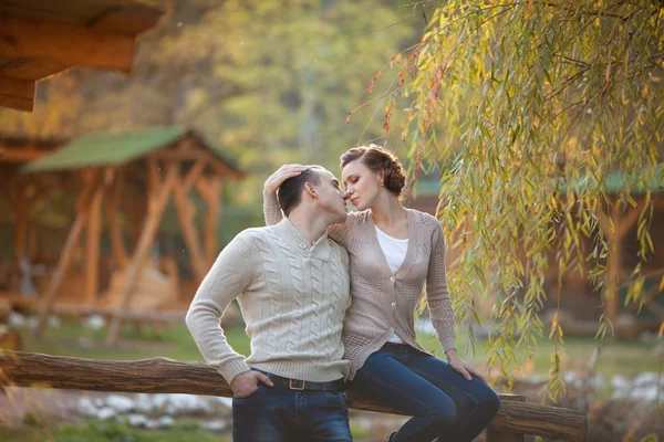 Gelukkige paar in de liefde in de lente. relatie. man en vrouw bij het dateren. vriendschap — Stockfoto