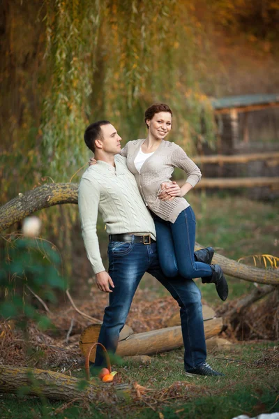 Glückliches verliebtes Paar am Frühlingstag. Beziehung. Mann und Frau auf Partnersuche. Freundschaft — Stockfoto