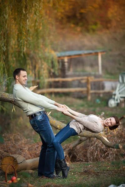 Happy couple in love in spring day. relationship. man and woman on dating. Friendship — Stock Photo, Image