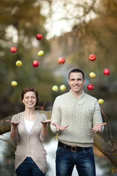 Gelukkige paar in de liefde in de lente. relatie. man en vrouw bij het dateren. vriendschap — Stockfoto