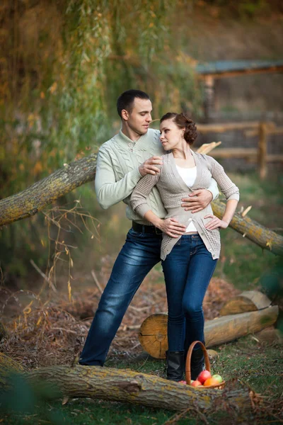 Gelukkige paar in de liefde in de lente. relatie. man en vrouw bij het dateren. vriendschap — Stockfoto