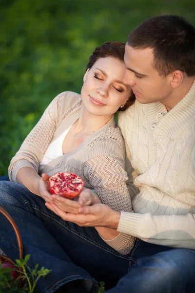 Šťastný pár v lásce v jarní den. vztah. muž a žena na randění. přátelství — Stock fotografie