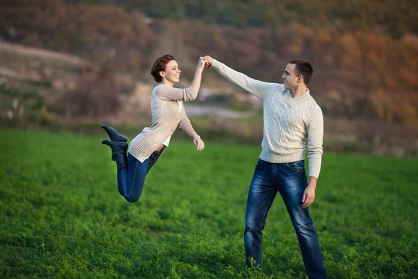 Pareja feliz en el amor en el día de primavera. relación. hombre y mujer en citas. Amistad —  Fotos de Stock