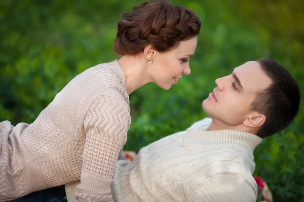 Glückliches verliebtes Paar am Frühlingstag. Beziehung. Mann und Frau auf Partnersuche. Freundschaft — Stockfoto