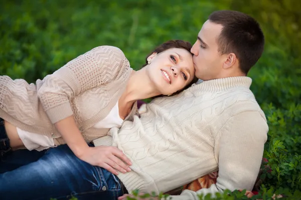 Glückliches verliebtes Paar am Frühlingstag. Beziehung. Mann und Frau auf Partnersuche. Freundschaft — Stockfoto