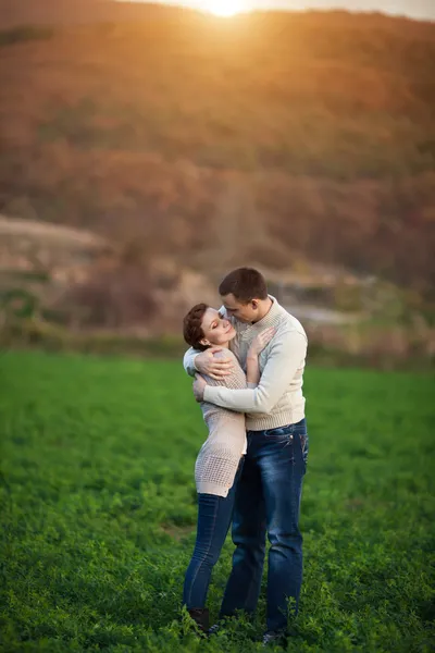 Pareja feliz en el amor en el día de primavera. relación. hombre y mujer en citas. Amistad — Foto de Stock