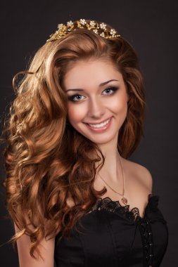 moda elmas takı mükemmel cilt kıvırcık saç siyah elbiseli esmer kadın. uzun sağlıklı parlak saç ve makyaj Güzellik Yarışması Birincisi ile çekici bir kız. Prenses.