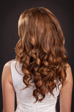 güzel uzun saçlı esmer kadın sağlıklı kıvırcık siyah saçları ve şık bir saç modeli. genç kız güzellik modeli. Moda Bayan stüdyoda uzun kıvırcık parlak tüyleri ile. Sağlık ve güzellik ürünleri