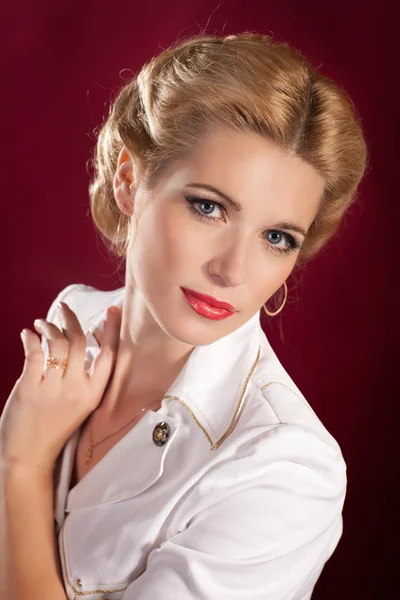 Blond kobieta w białych marynarz retro szałowy strój z jasny makijaż i fryzurę. beaotiful dziewczyna stewardessa — Zdjęcie stockowe