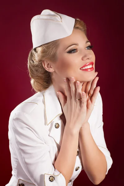 Lockande blonda kvinnan i pin-up retro sailor dräkt med ljusa smink och frisyr. beaotiful flicka flygvärdinna — Stockfoto