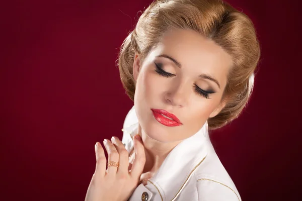 Make-up en haarstijl. verleidelijke blonde vrouw in retro matroos pin-up kostuum. beaotiful meisje stewardess — Stockfoto