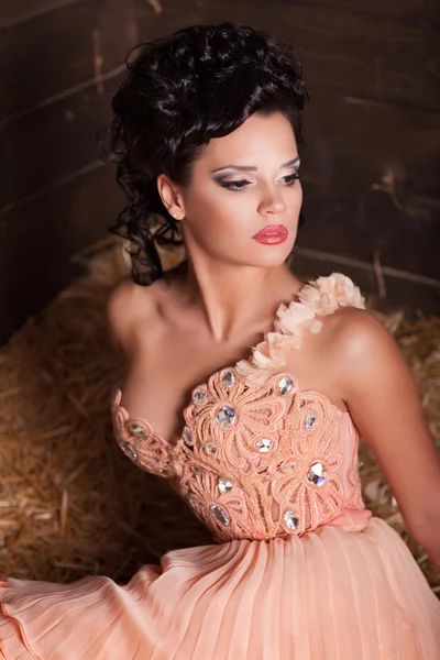 Beautiful bride in vintage wedding dress. Sexy girl in bridal dress with Retro hairstyle and makeup. Fashion brunette model. — Stock Photo, Image