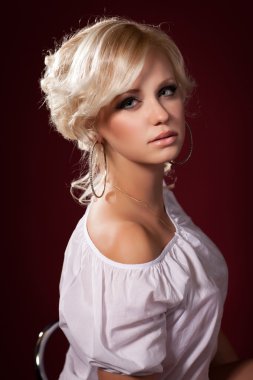 Yazlık elbise ve büyük küpeler casual fashion mükemmel makyaj retro saç modeli ile çekici kadın sarışın. Güzellik. indirimler ve satış konsepti. Amerikalı genç bahar koleksiyonu. Alışveriş Merkezi