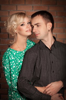 having oyunculuk ve dans aşk mutlu çift. sevgi dolu bir çift kucaklayan. güzel kadın ve erkekte gündelik yaz kıyafetleri. ilişki. Sevgili kalma