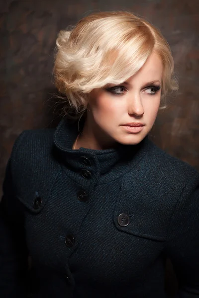 Beautiful blonde woman in casual Fashion autumn coat with hairstyle makeup big earrings. Концепция продаж и скидок. Очаровательная американская девочка-подросток в осенней коллекции. Торговый центр . — стоковое фото