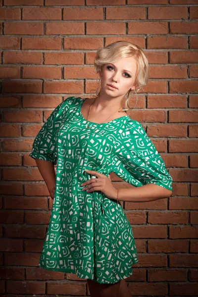 Hermosa mujer rubia en casual Vestido de verano de moda con peinado maquillaje pendientes grandes. Concepto de ventas y descuentos. Atractivo chica americana adolescente en la colección de primavera blusa. Centro comercial . —  Fotos de Stock