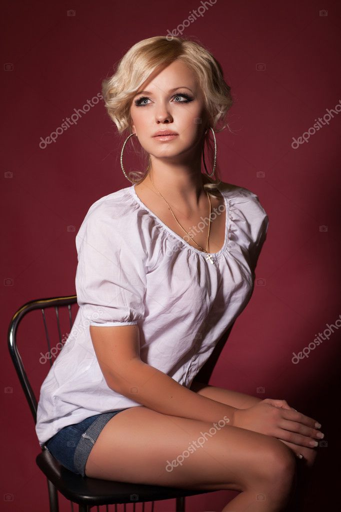 Krasivaya Blondinka V Dzhinsah Shorty Sluchajnye Letom Moda S Pricheskoj Makiyazh Bolshie Sergi Pinap Koncepciya Prodazh I Skidok Ocharovatelnaya Amerikanskaya Devochka Podrostok V Vesennej Kollekcii Torgovyj Centr Stokovoe Foto C Armina Udovenko 23465838