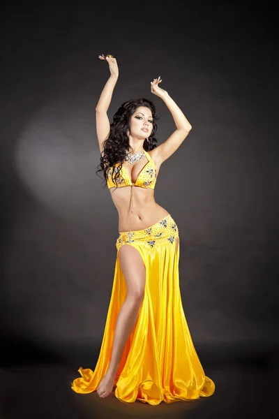 Beautiful slim woman belly dancer — Stock Photo, Image
