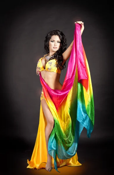 Mooie slanke vrouw belly dancer — Stockfoto