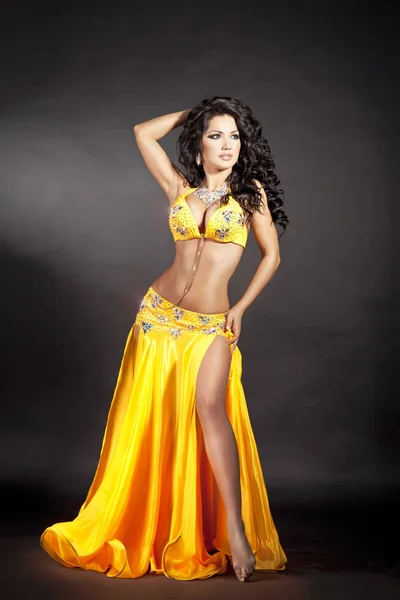 Beautiful slim woman belly dancer — Stock Photo, Image