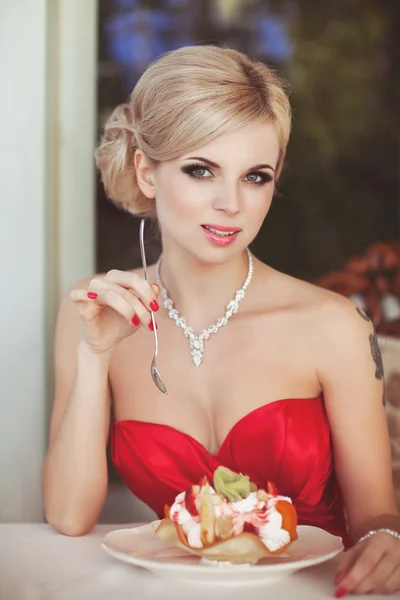 Mooie sexy blonde vrouw — Stockfoto