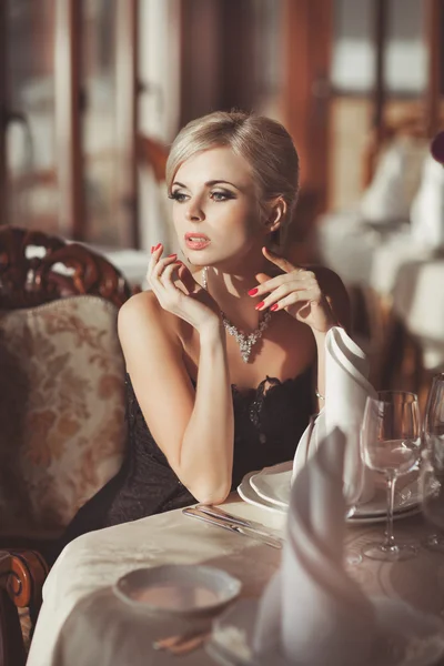 Vacker sexig kvinna i restaurang — Stockfoto