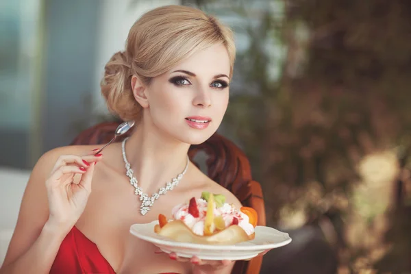 güzel seksi sarışın kadın