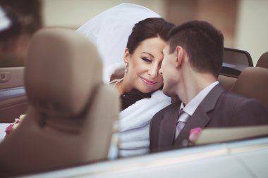 Arabada bir çift var.