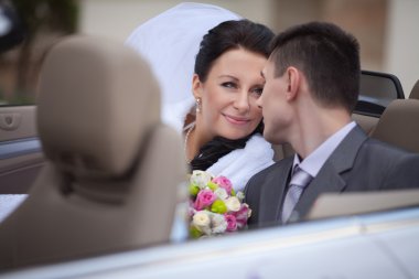 Arabada bir çift var.