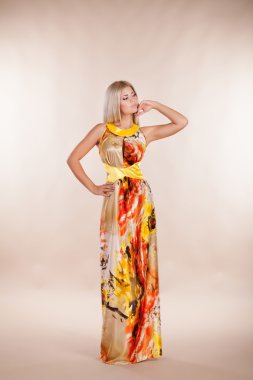 Sarı elbiseli çekici moda kız.