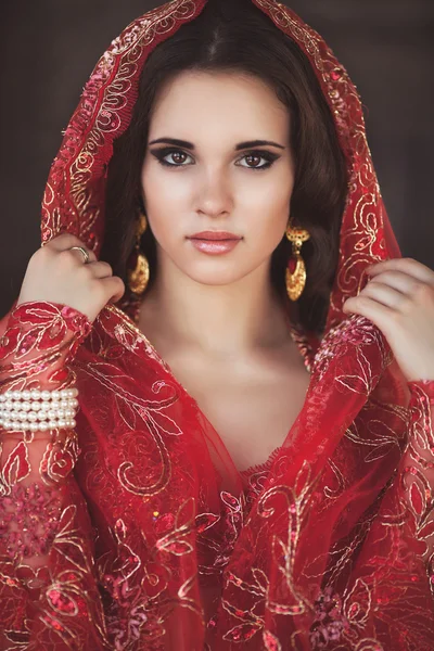 güzel genç Hintli kadın