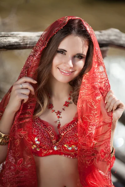 Krásná mladá indiánka — Stock fotografie